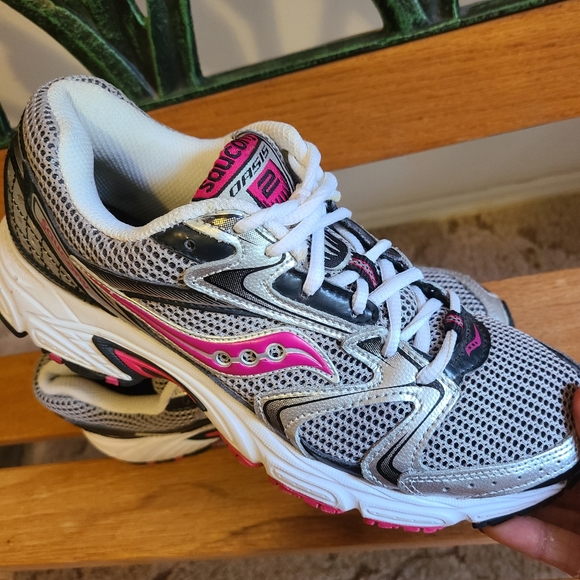 Saucony Shoes - Saucony Oasis 2 Running shoes Women's  Size 9 Silver/Pink